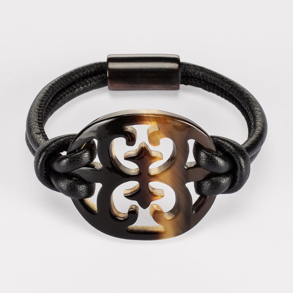 Lulu Armband: Geschnitztes Barock-Armband aus natürlichem Büffelhorn. Farbe: Brauntöne.
