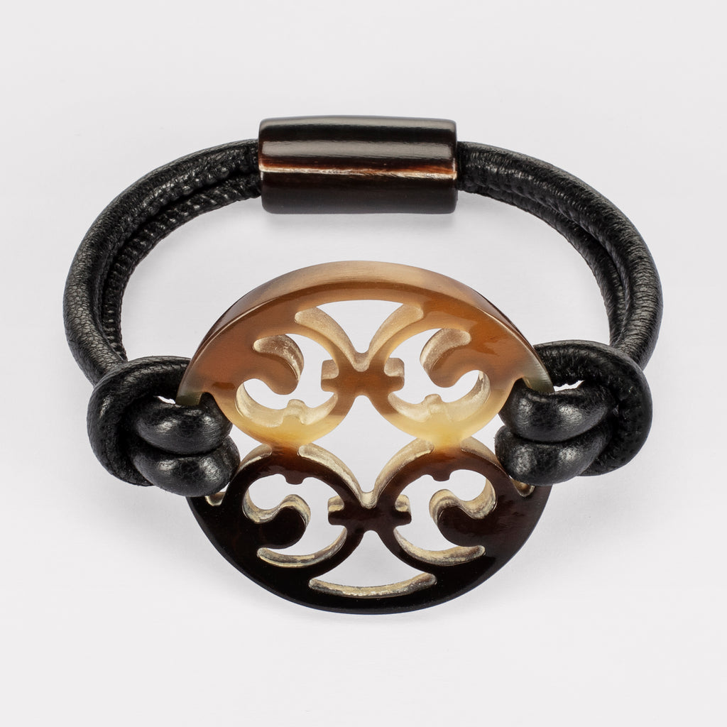 Porto Gothic Armband: Geschnitzter gotischer Armreif aus natürlichem Büffelhorn. Farbe: Brauntöne.